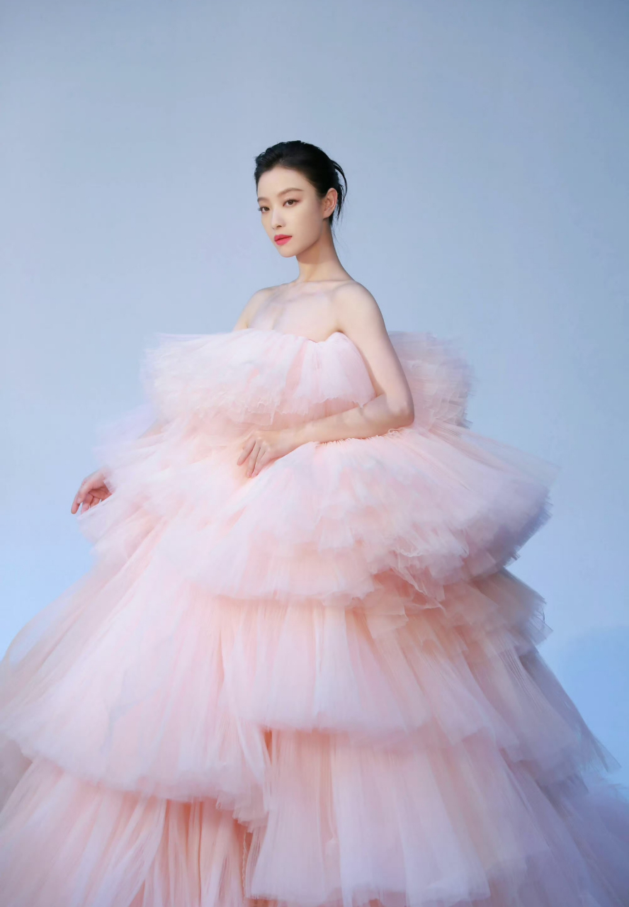 倪妮一袭粉色蛋糕裙,华丽高贵,浪漫唯美又时尚,高级感十足!