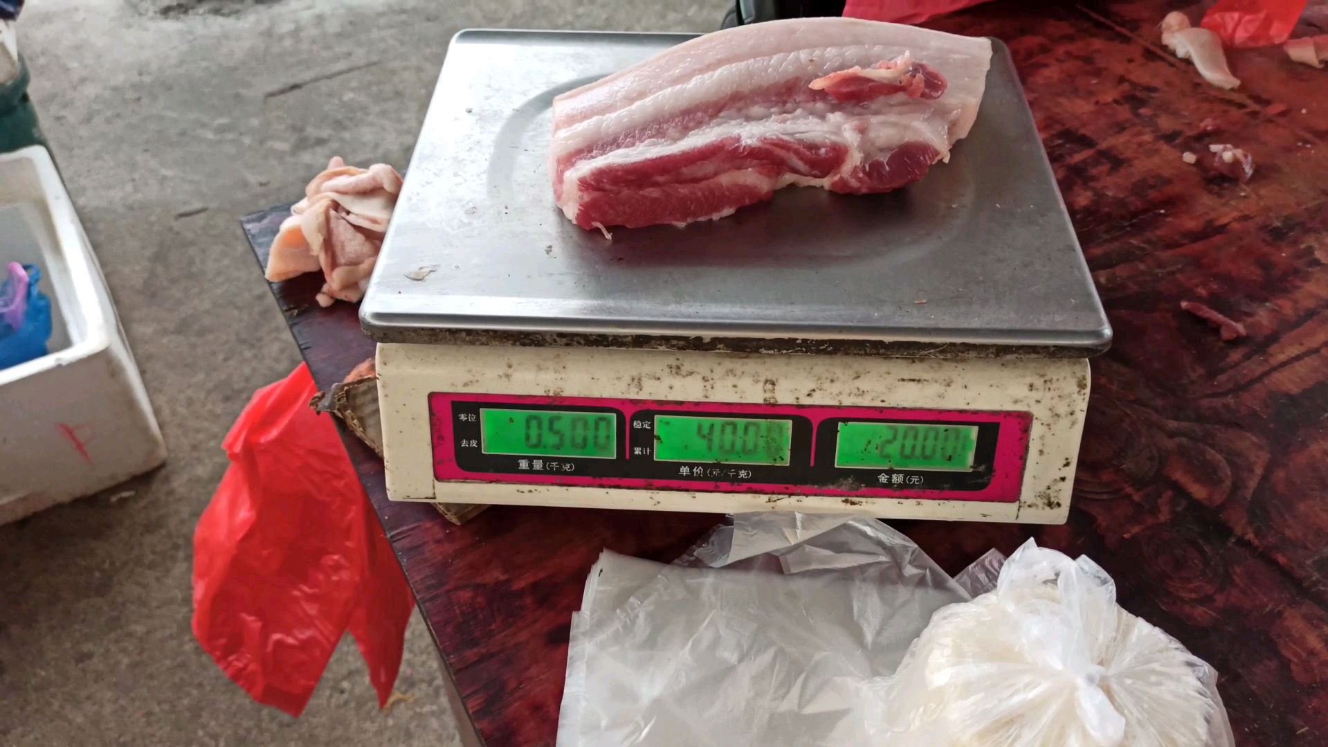 花20块钱买了一斤五花肉做红烧肉吃,现在的猪肉这么贵涨价了吗?