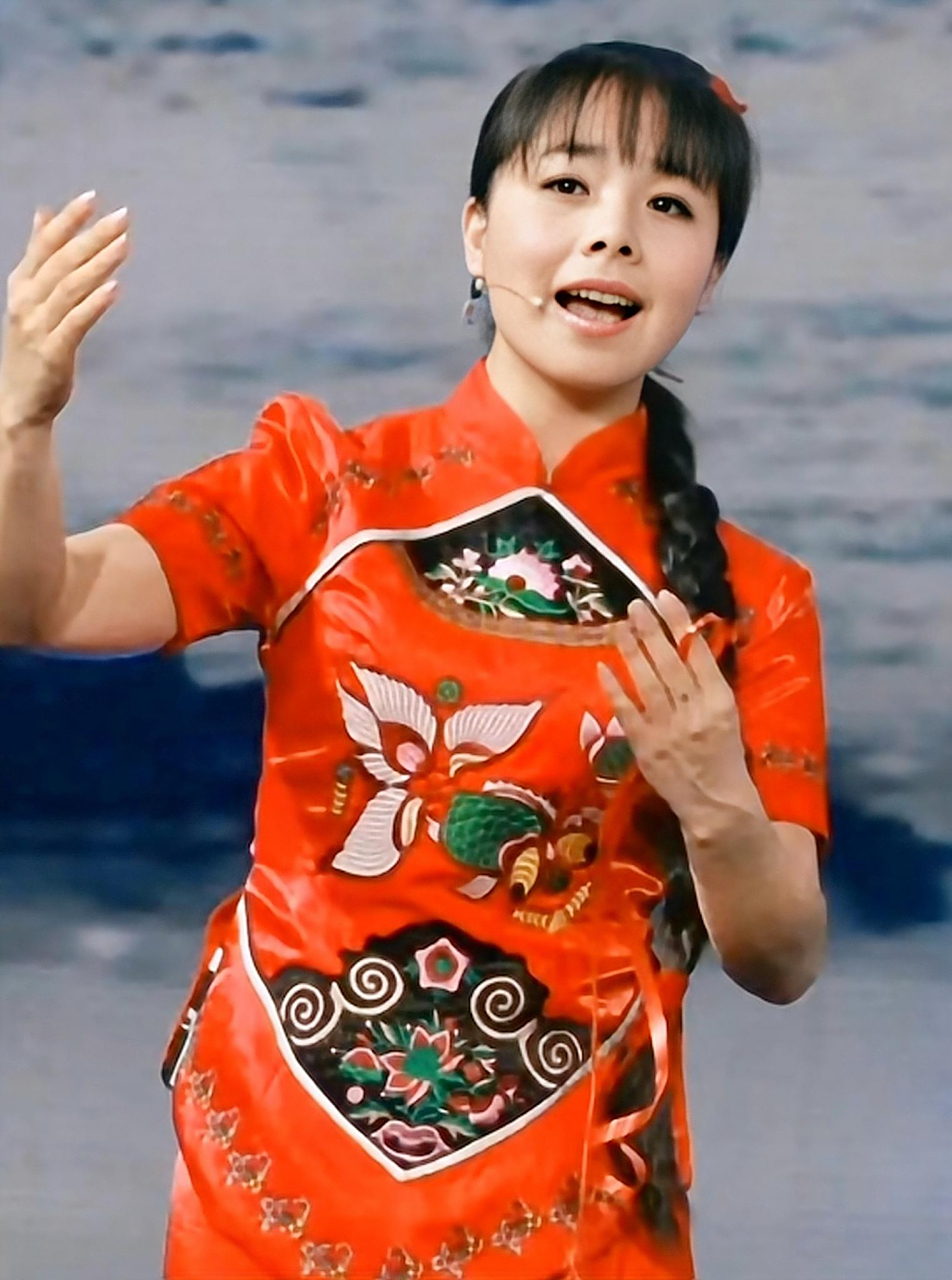 朴实的农村歌手王二妮  23岁成名,放弃百万年薪下嫁农村,婚后婆婆把她