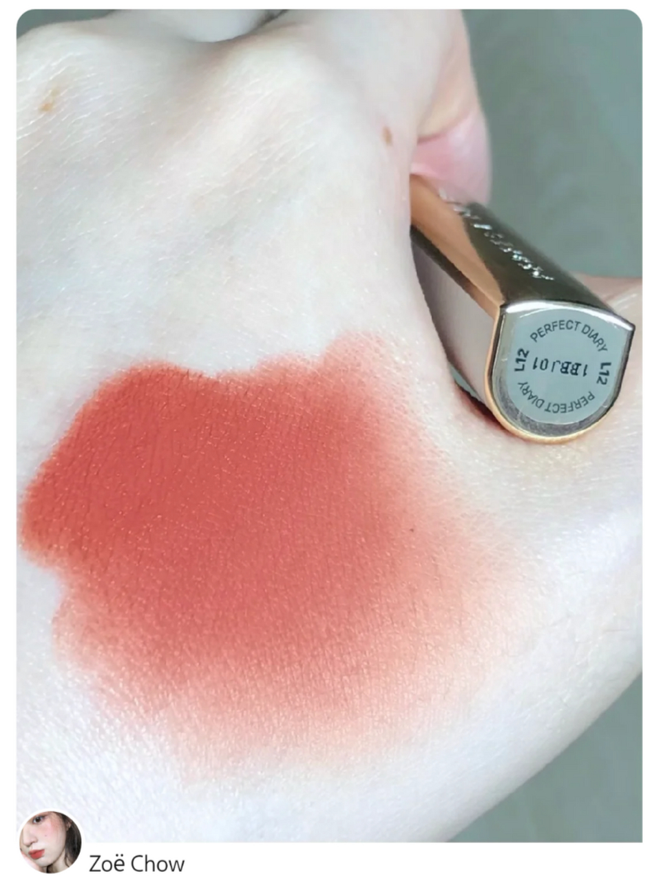 奶橘色口红绝对是最能打造氛围感的颜色,而且这种非常浅的橘色调病不