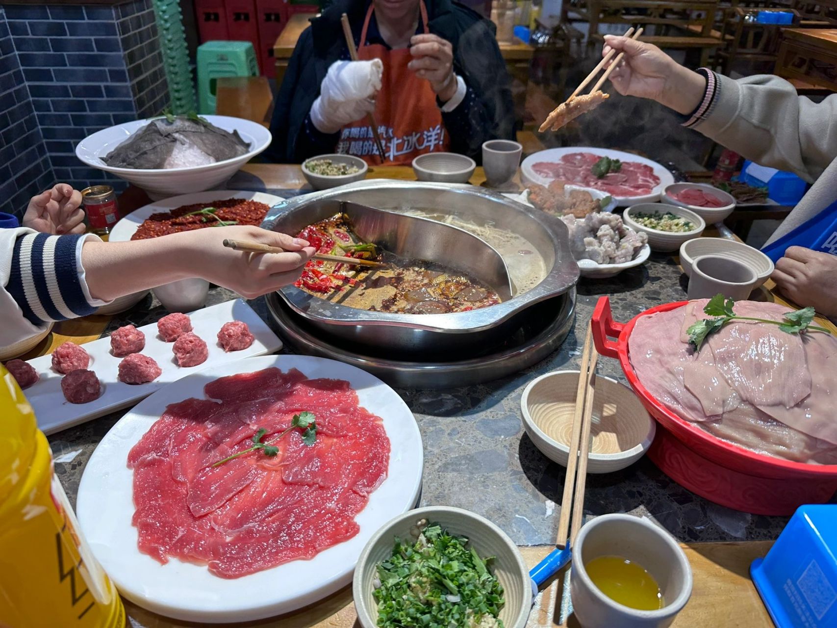 是有多爱吃火锅呀?我猜一定是重庆人,一生要强的重庆男人.