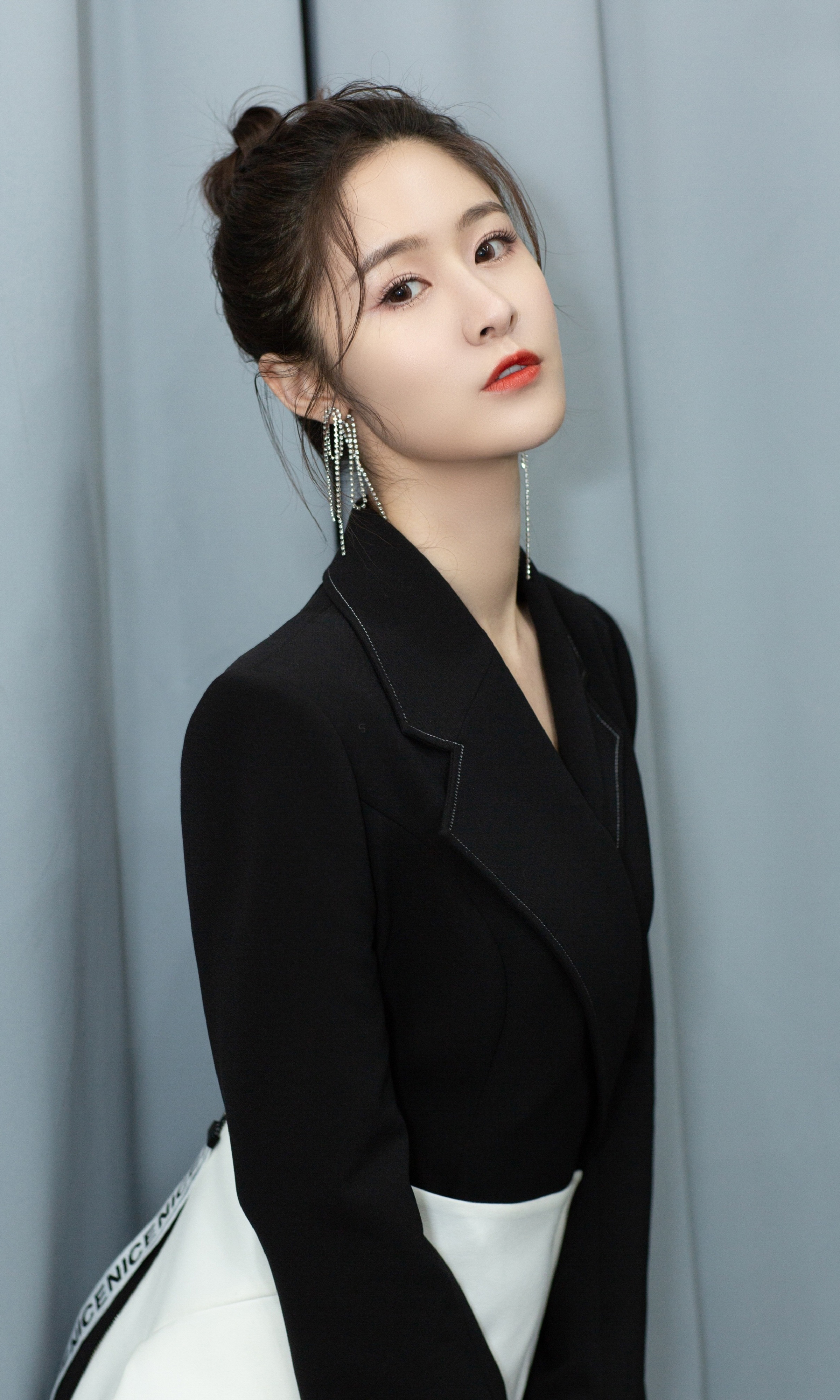 女主持人怒控在地铁被"视奸",与川大张薇如出一辙