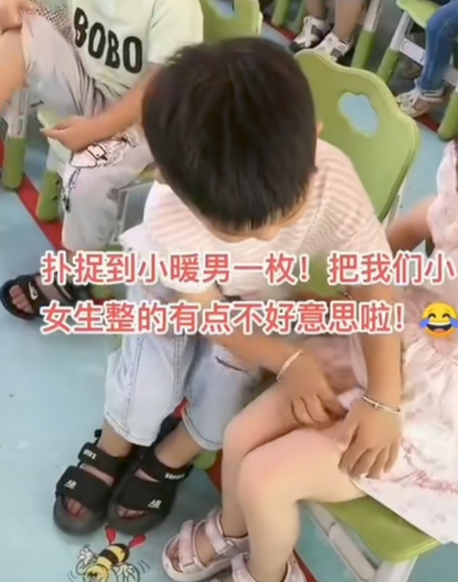 在幼儿园的教室里,孩子们正回到座位上准备上课.