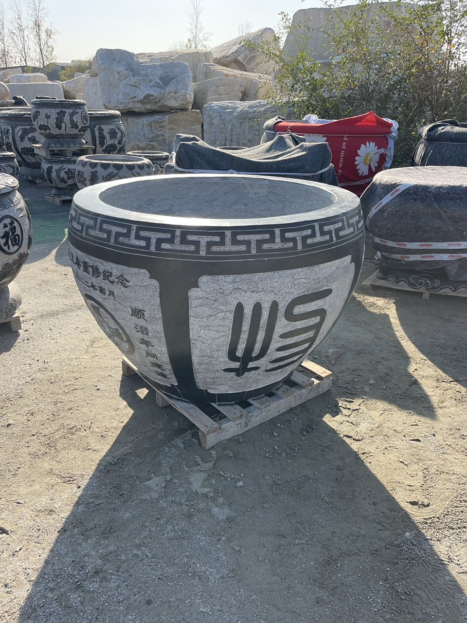 庭院摆放的鱼缸,也叫门海,缸岩上雕刻着万字不到头,寓意好事连连,三面