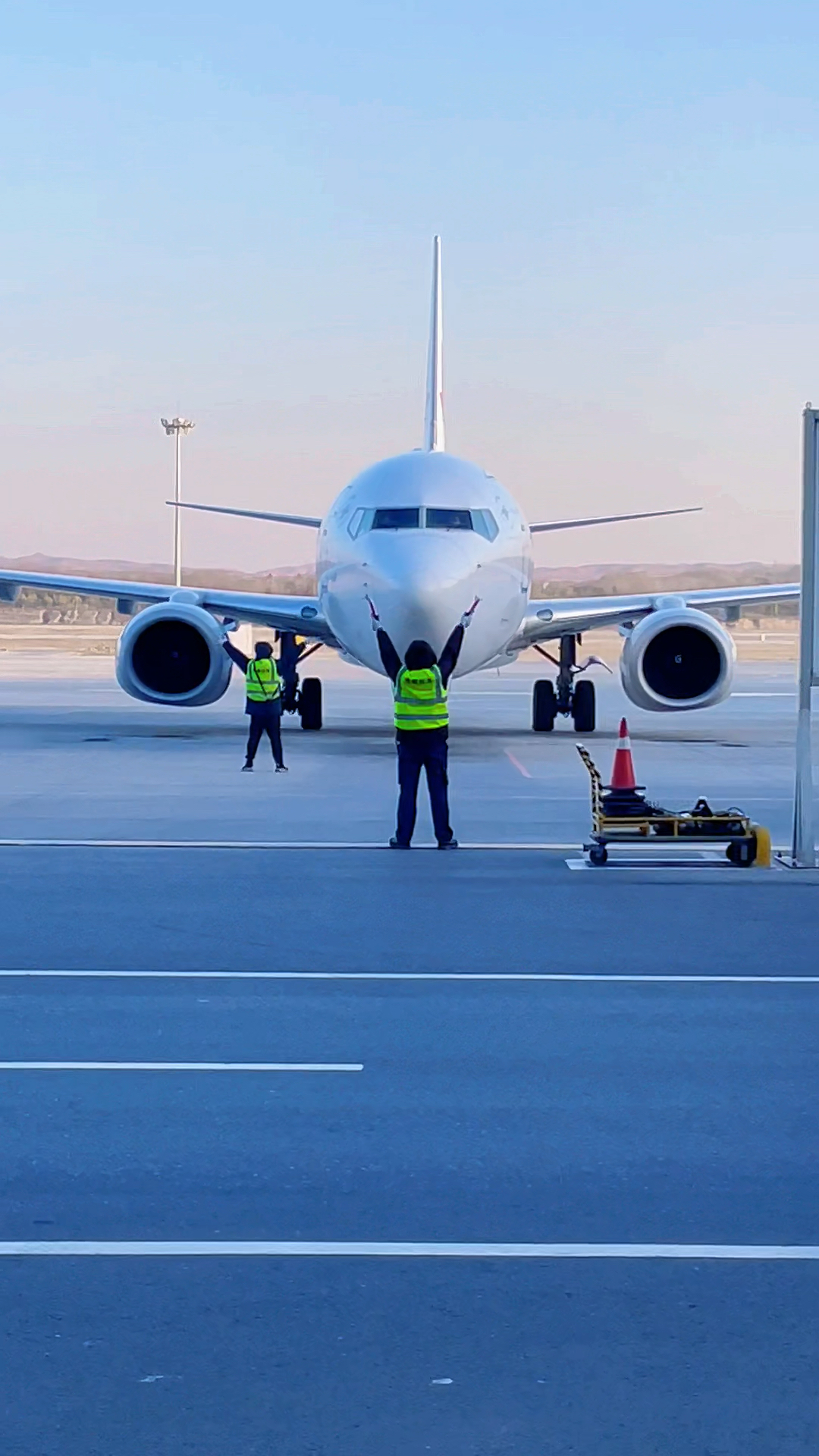 指挥一架飞机停机入位抹脖子
