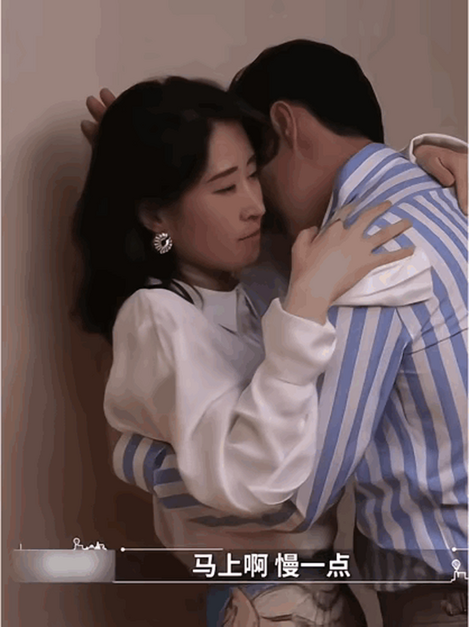 刘敏涛拍吻戏的时候羞红了脸,还冲导演龇牙!