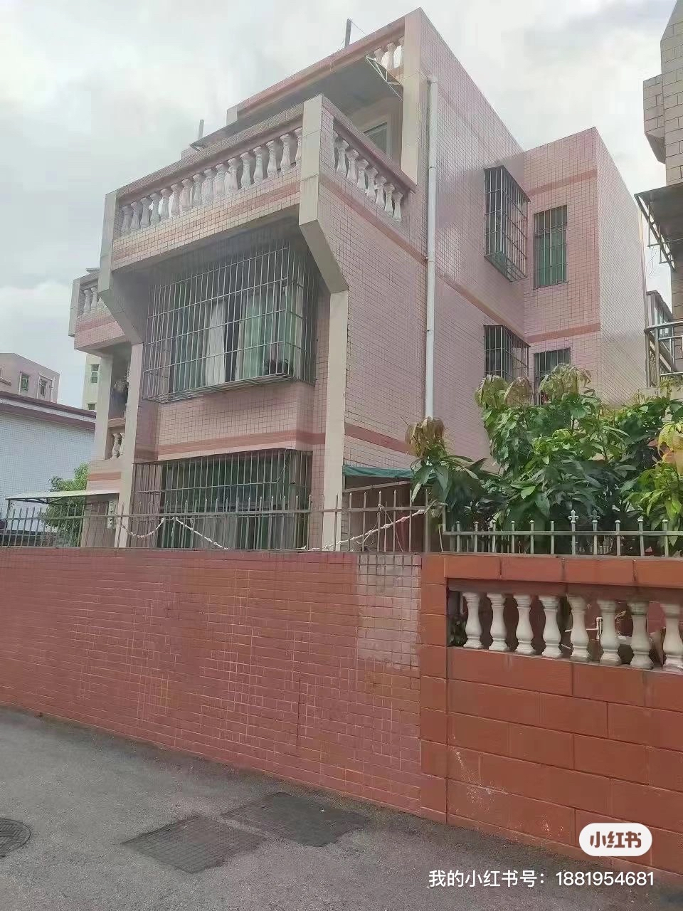 深圳宝安整栋带小院小别墅金碧花园二层半建筑总面积403平.