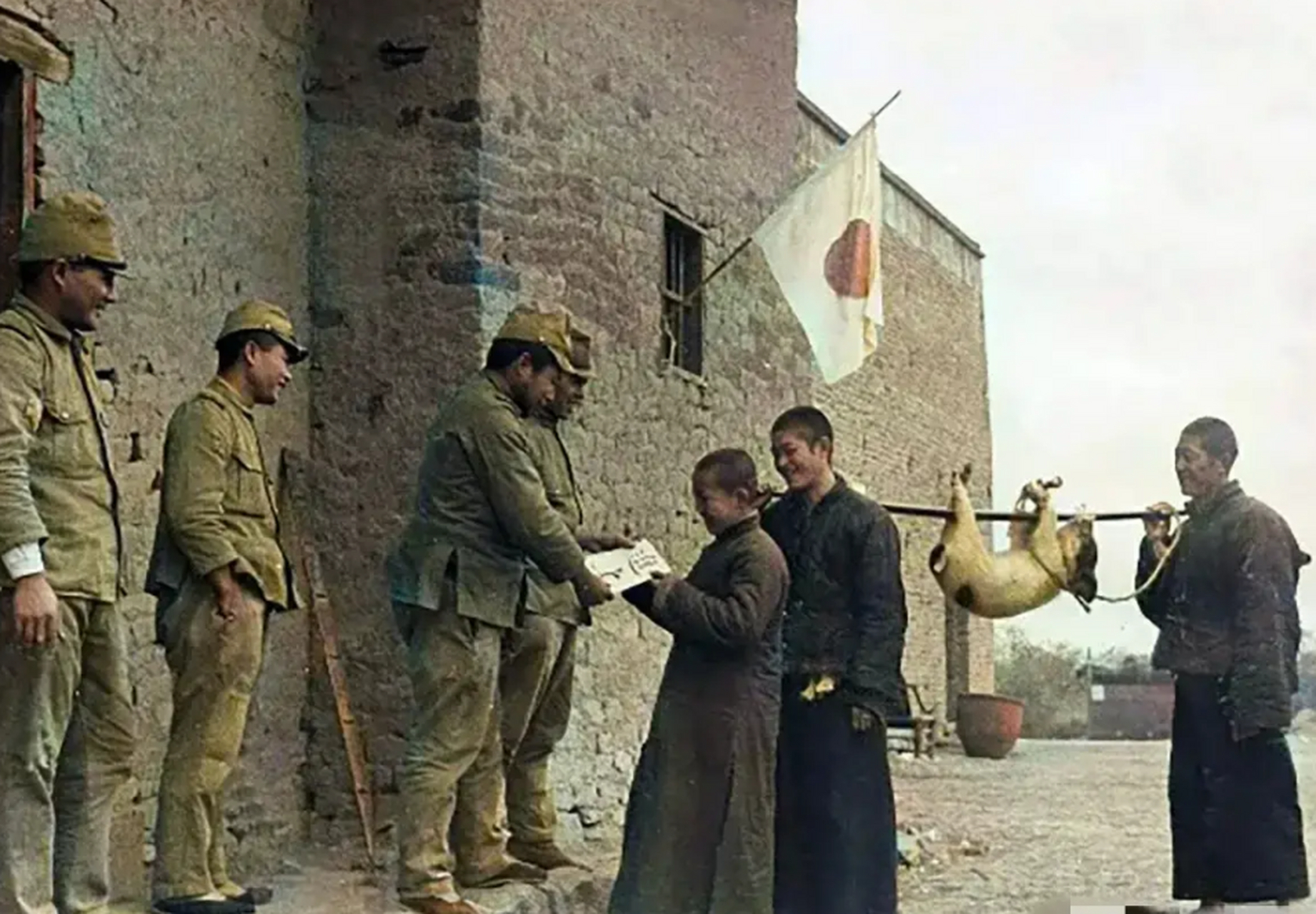 抗战时期的老照片,三个中国人抬着一头小猪去慰劳日军,几个日军满脸堆