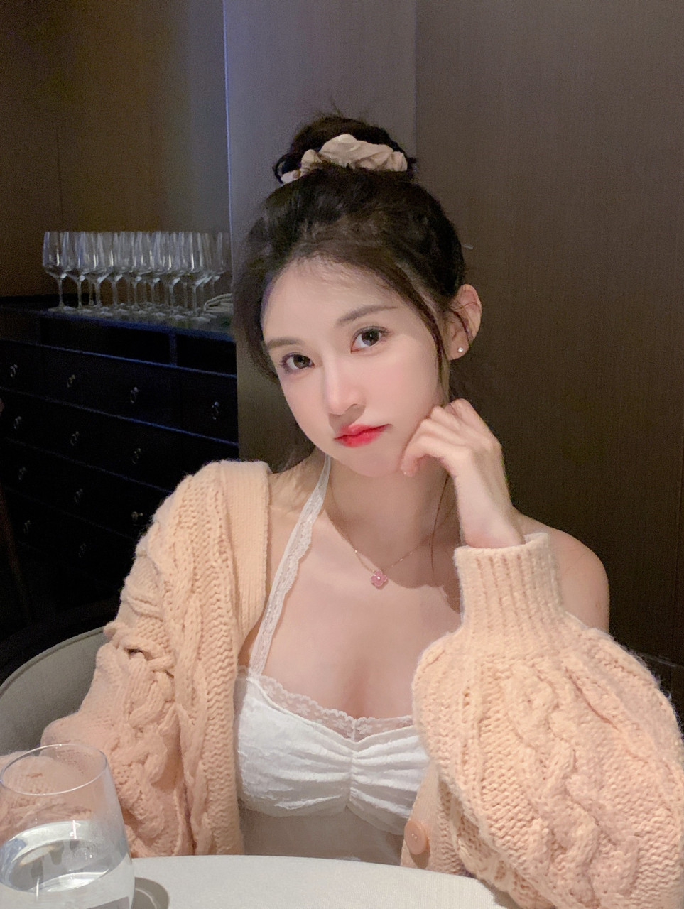 高学历高颜值美女,上财校花"小岚同学"时尚吊带装生活照