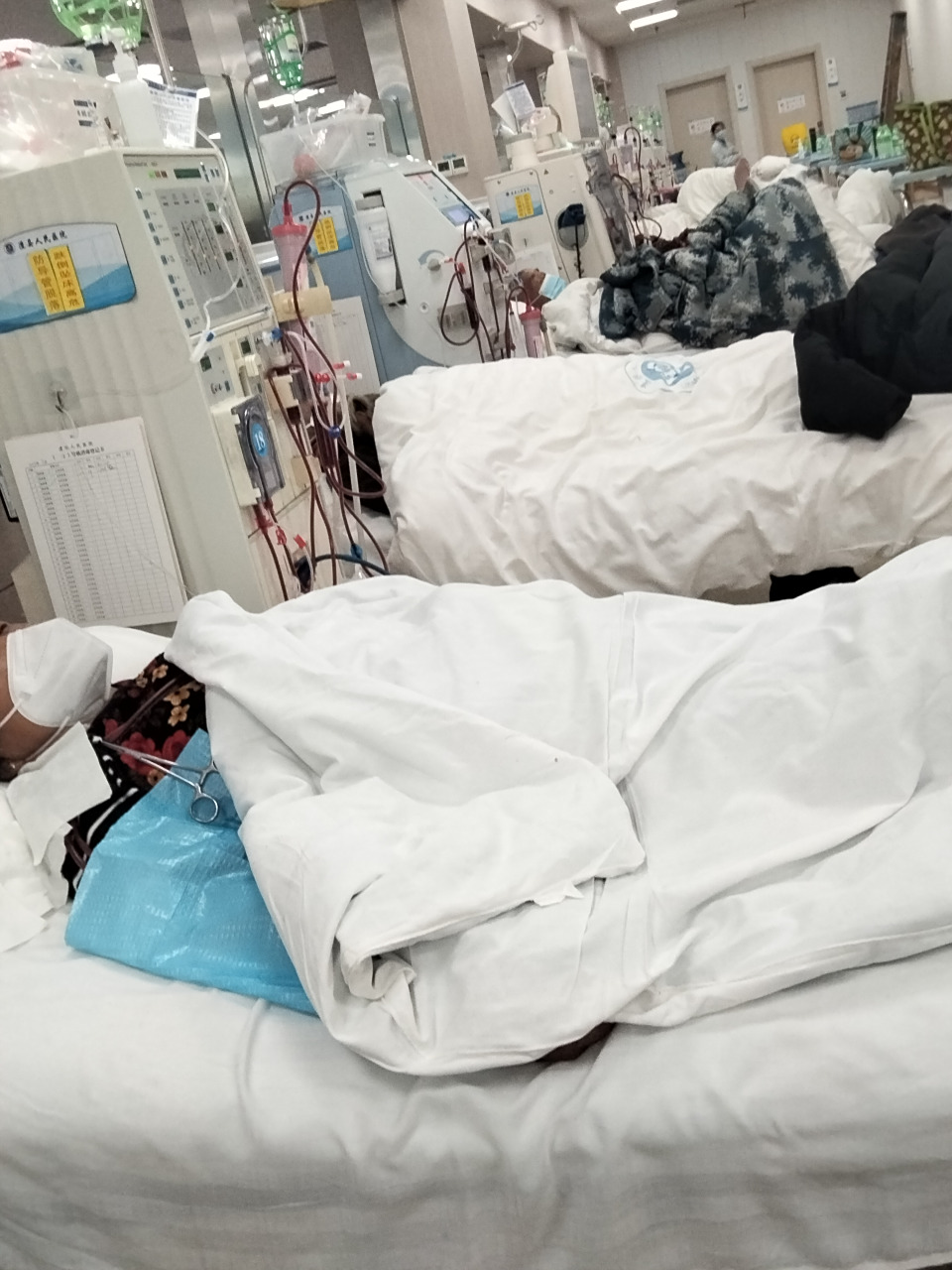 透析病房的一幕 尿毒症称为不死的癌症,这是我们县人民医院的透析室