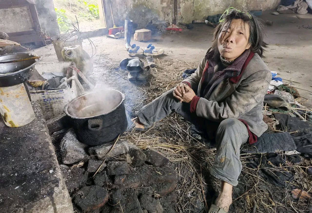 55岁流浪女有家不归,执意流浪汉,冬天不穿鞋