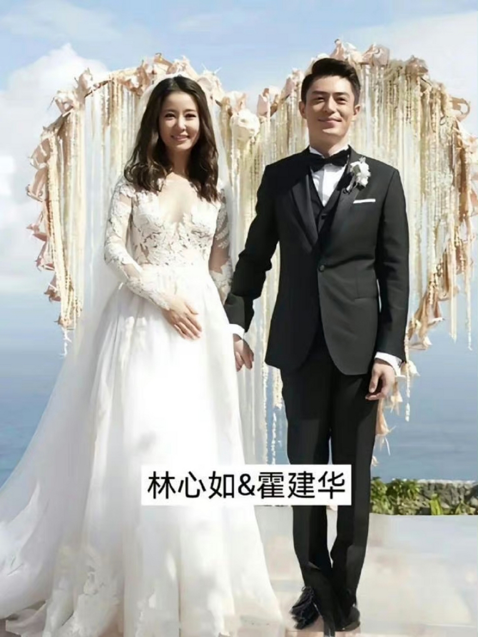 当初他们结婚时,不少人对于霍建华在婚礼上没笑容这事一直耿耿于怀