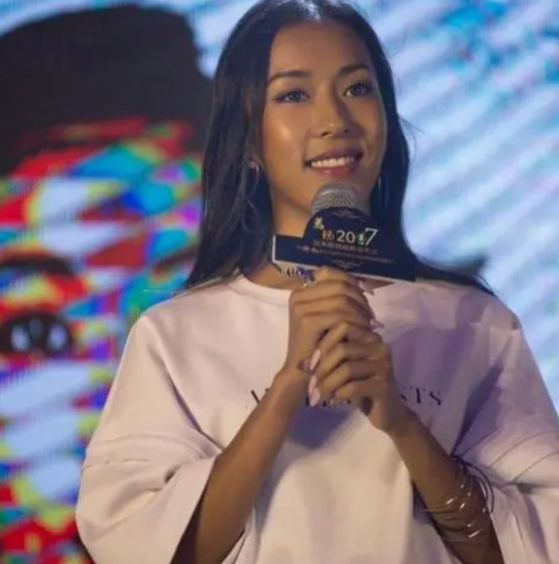 刘石坚:与吉克隽逸相恋6年,将其捧红后惨遭拒婚,如今怎样了