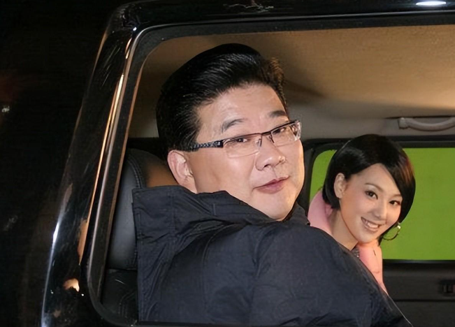 最美主持王冠:出道便得李咏欣赏,但绯闻缠身,39岁仍然自己一人