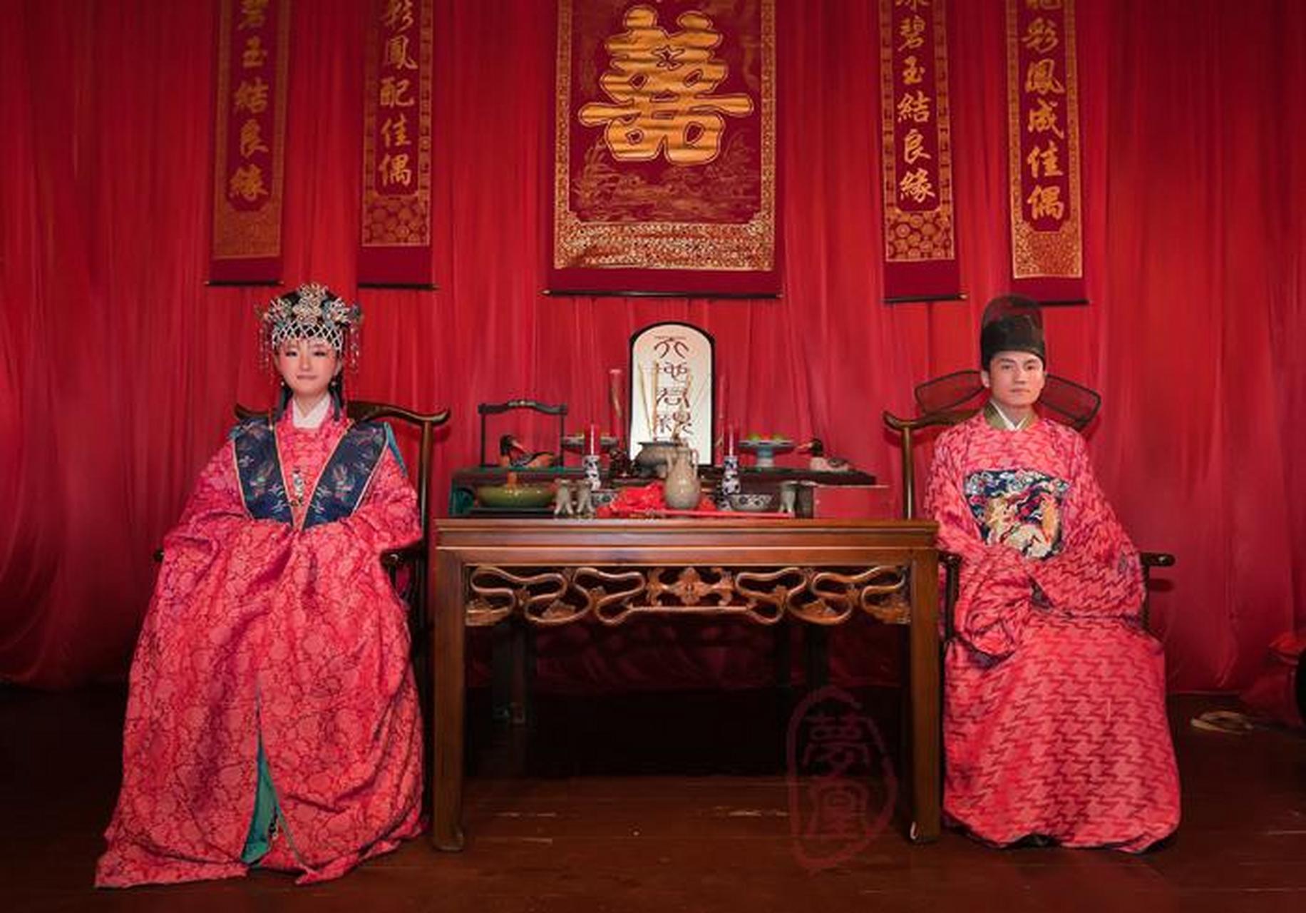 对偶婚是一种个体婚,即一对男女在较长时间里维持比较固定的偶居关系