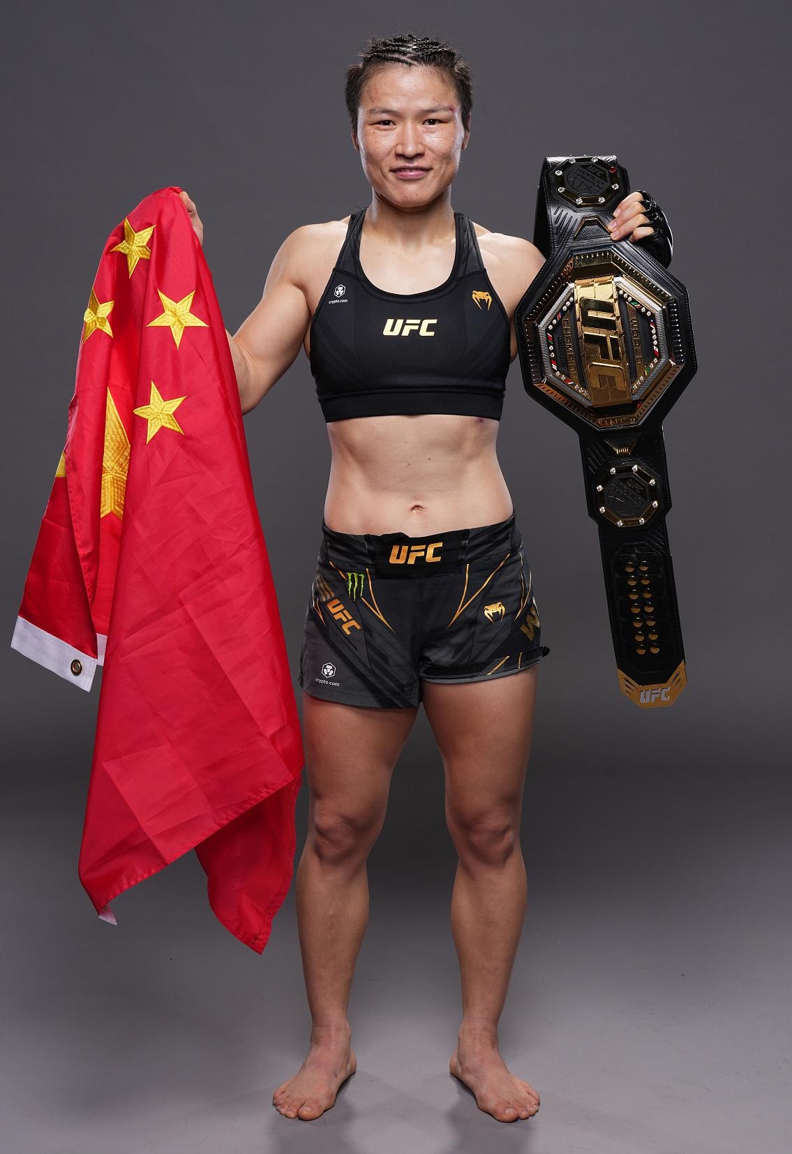 张伟丽成功卫冕ufc草量级金腰带,展现中国女子综合格斗的实力