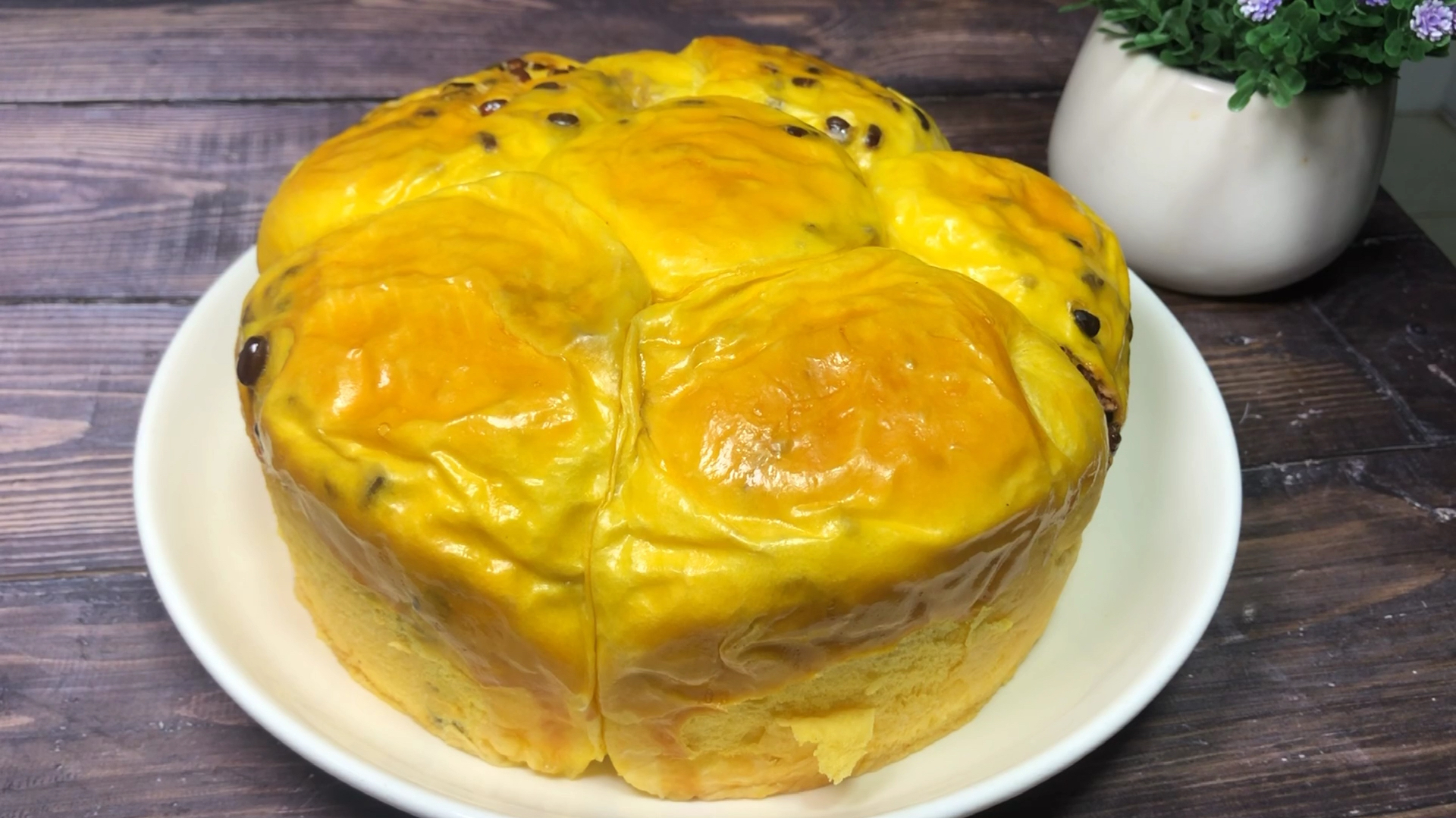 想吃南瓜红豆面包不用买了,在家做柔软香甜还拉丝,比烤的还好吃