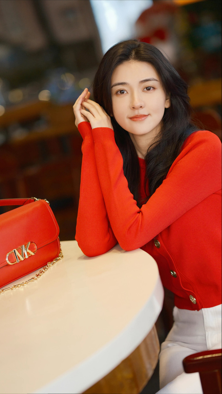 梁洁红色上衣,靓丽甜美#新年开运装