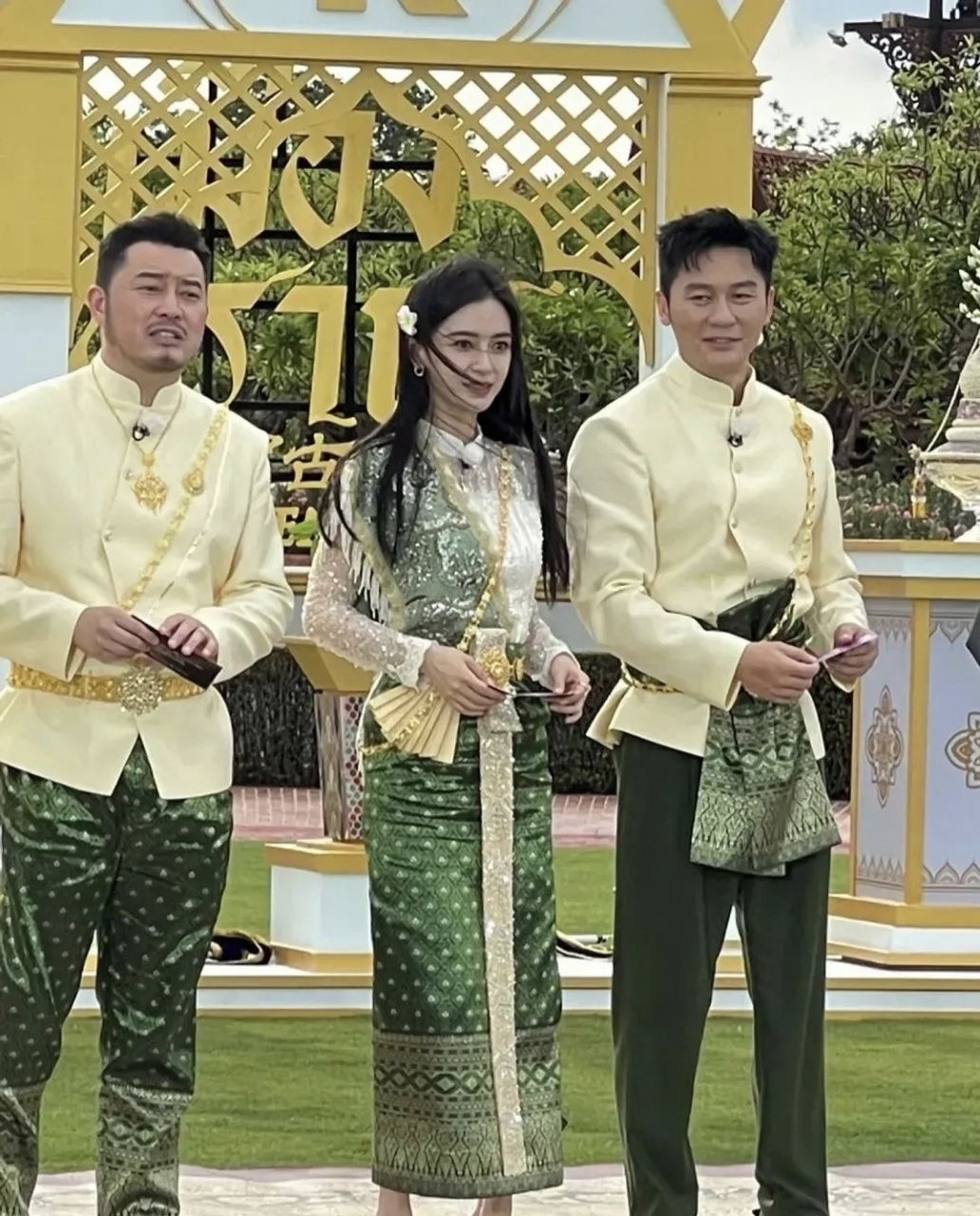 杨颖异域风情,泰国公主装扮,美不胜收,然而长得好看,各种造型轻松拿捏