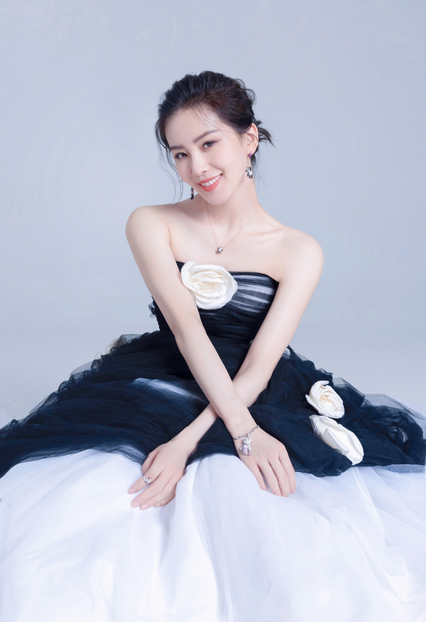 刘诗诗穿双色纱裙显气场,秀精致天鹅颈气质温雅.