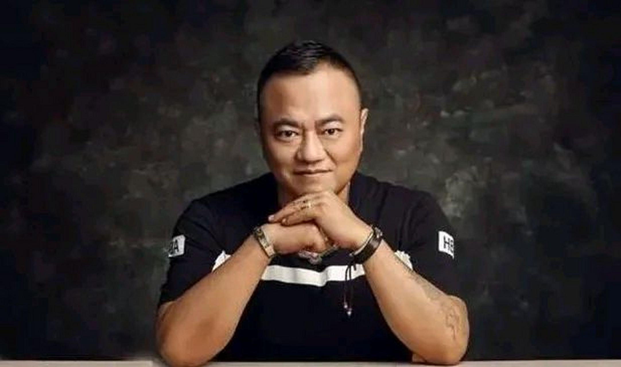 2004年,赵本山的保镖张家豪去酒吧消遣,不慎剐蹭了一辆斯巴鲁,车主