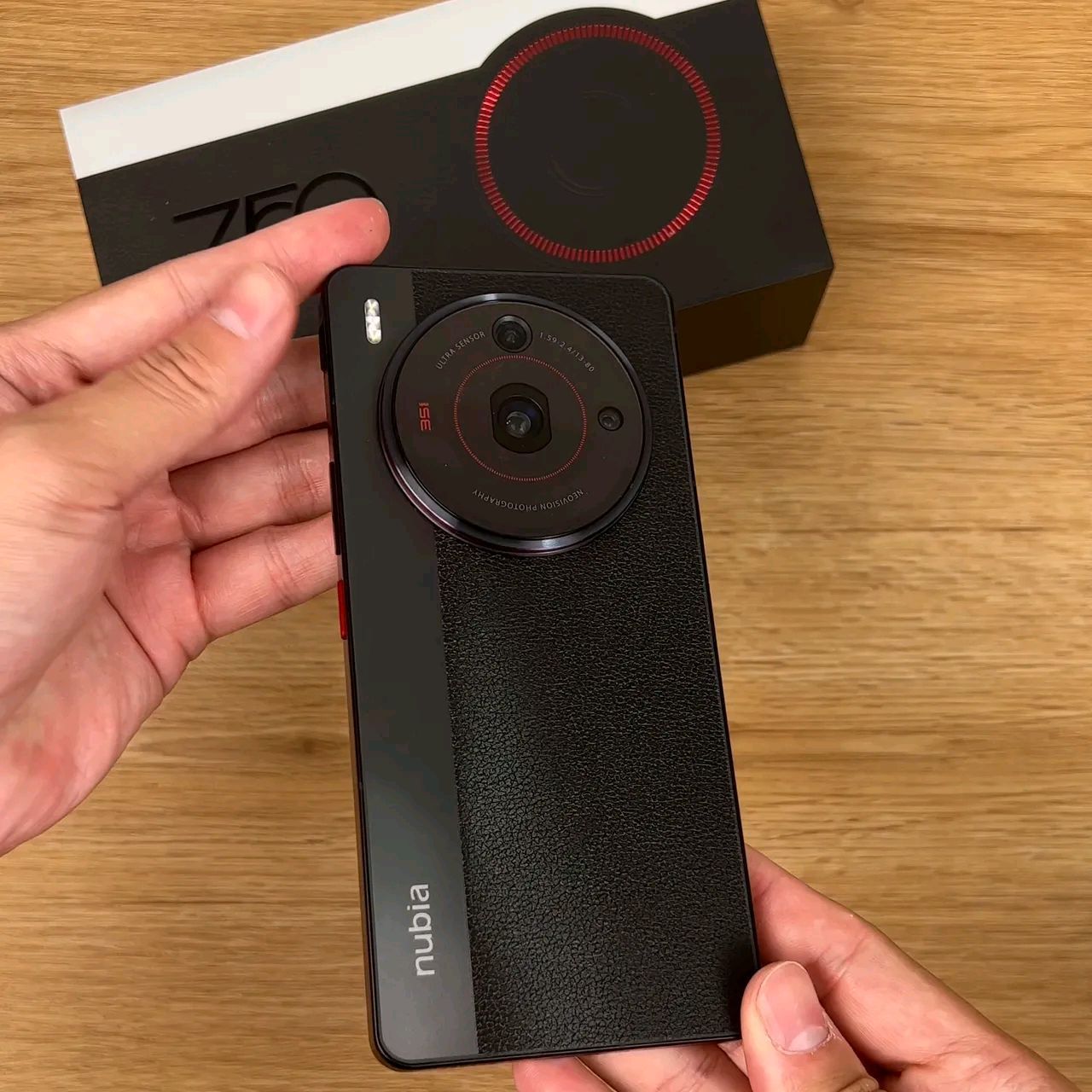 我手上的这款新机是刚刚发布的努比亚z50spro,它采用了直边金属中框和