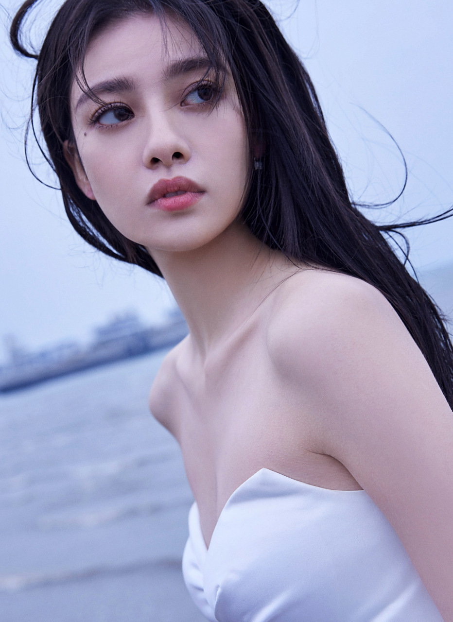 张艺上光脚海边拍摄时尚大片太好看. 67