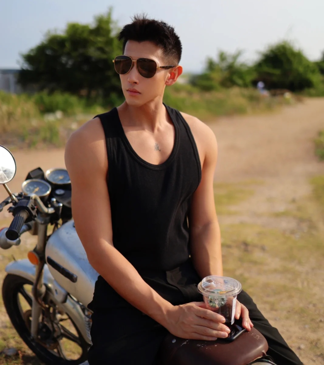 青春感的外形,小麦色的肌肤,182cm身高薄肌男生,是你的男友吗