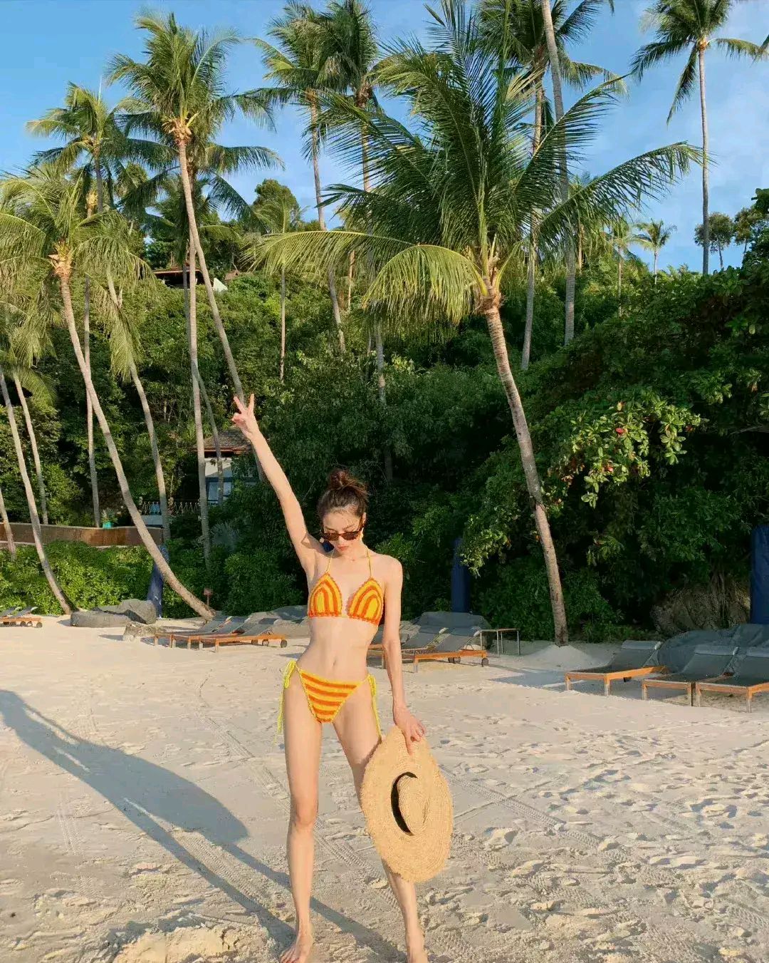 钟楚曦身材真好!穿橙黄色泳衣在海边玩,网友:美是美,就是瘦了点