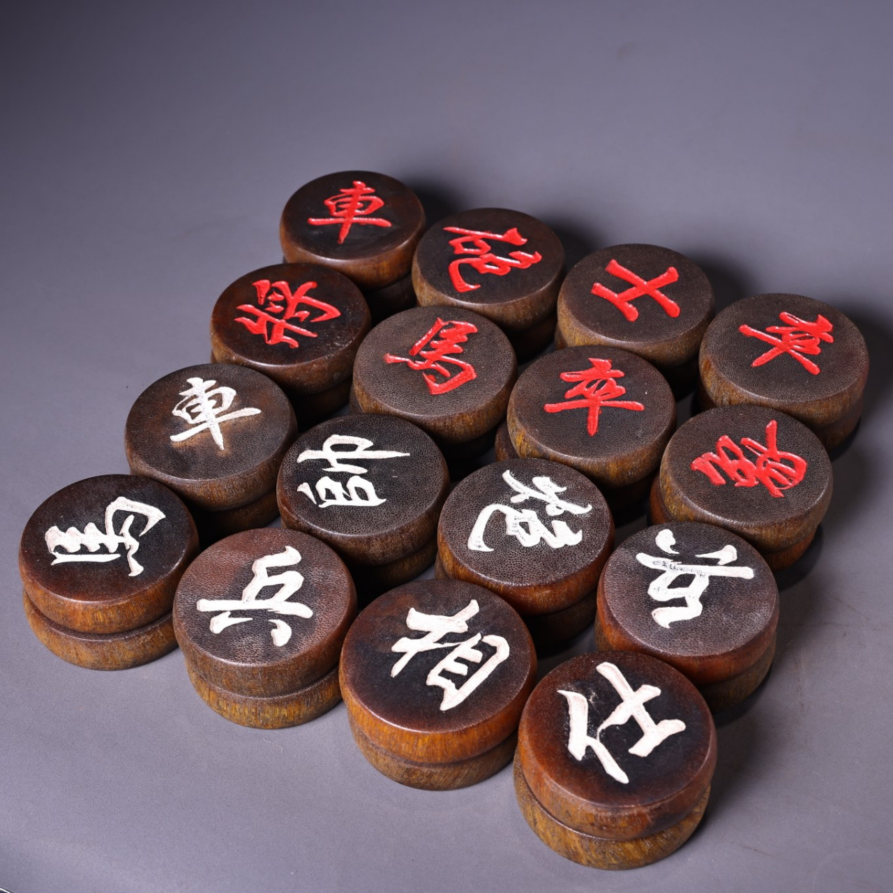 珍品旧藏收罕见犀牛角雕刻象棋一套 一个重50克  厚1.5厘米  直径5.