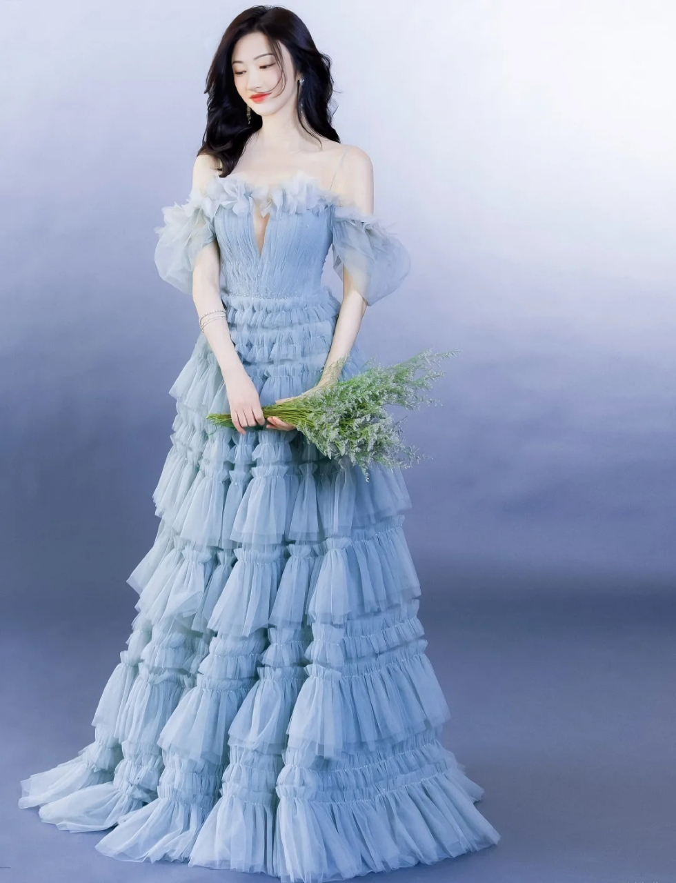景甜蓝色抹胸蛋糕裙造型甜美迷人,像童话里走出来的公主9499