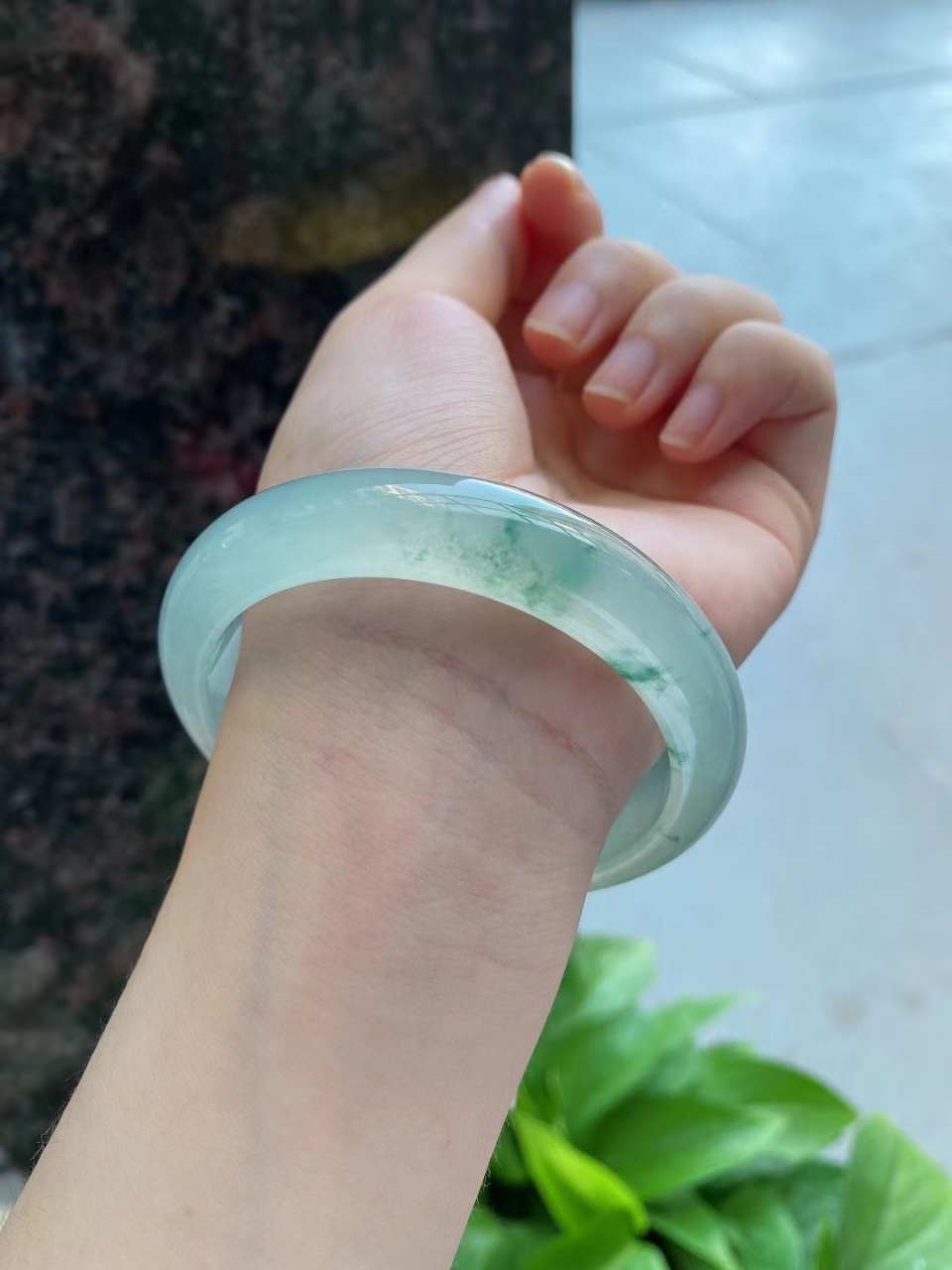 晴底飘绿花正圈手镯,玉质莹润细腻,淡淡的晴底色,纯洁柔和,甜美优雅!