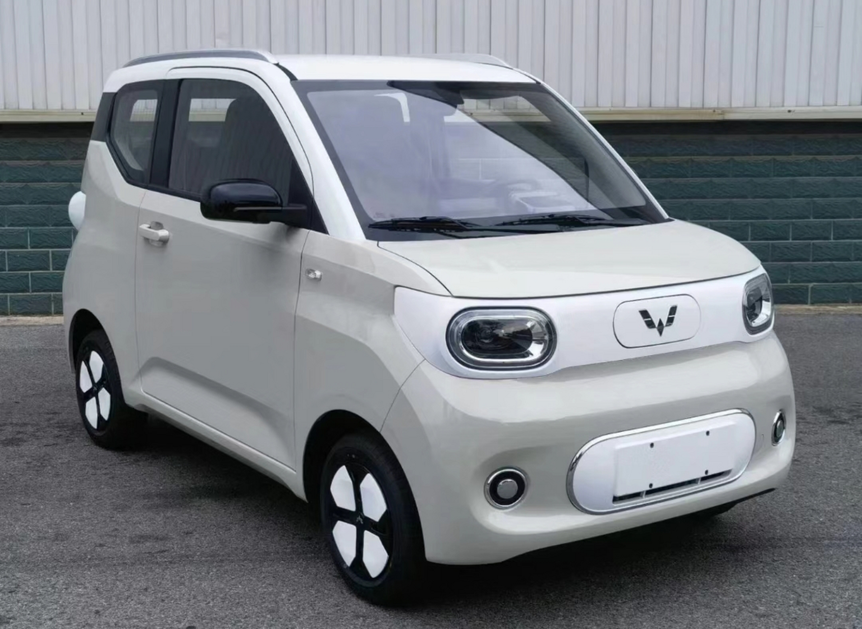 为什么这样说,是因为五菱miniev最开始就是以便宜才从市场出圈的,然后