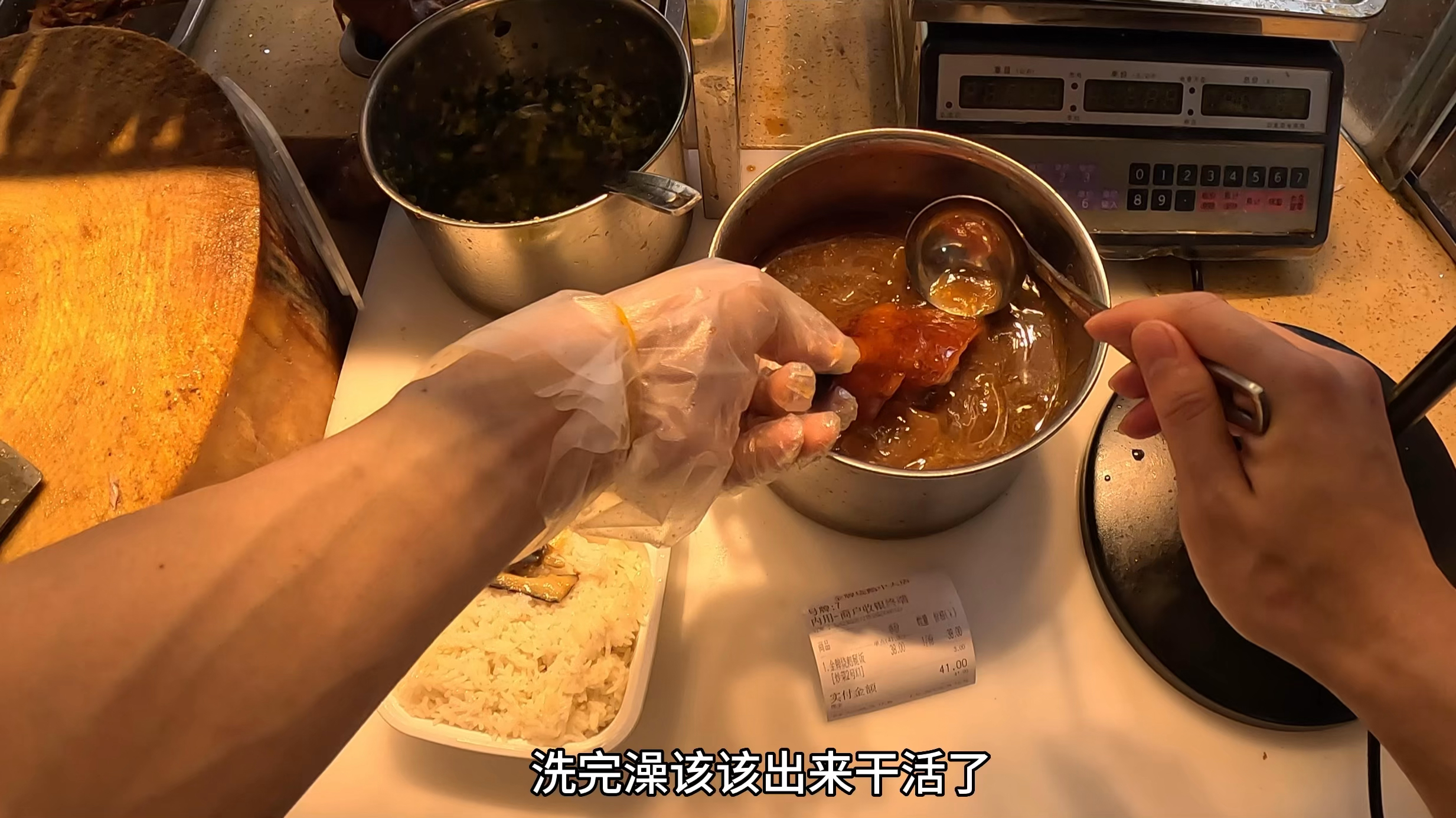 豪横的食客点了份烧鹅腿拼炒菜饭,留言不切整只啃,真会吃