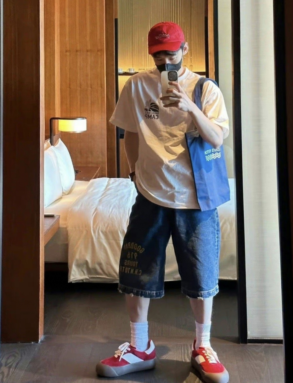 白敬亭你们礼貌吗?六一看我腿毛.#助我上热门