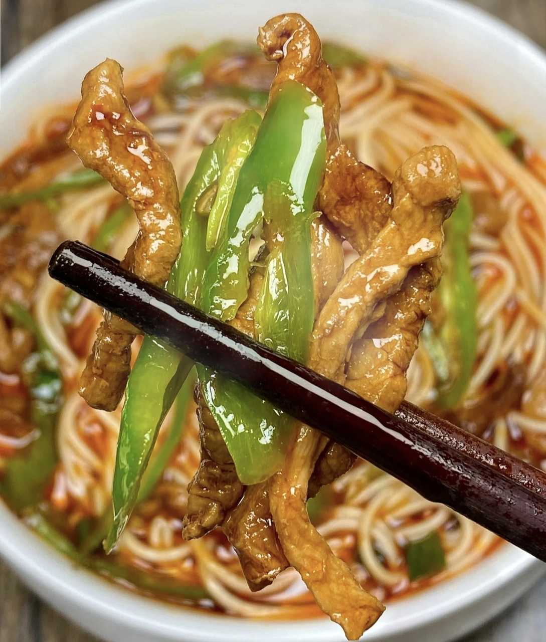 美味早餐～青椒肉丝面  有没有早上起来就爱吃面条的朋友?