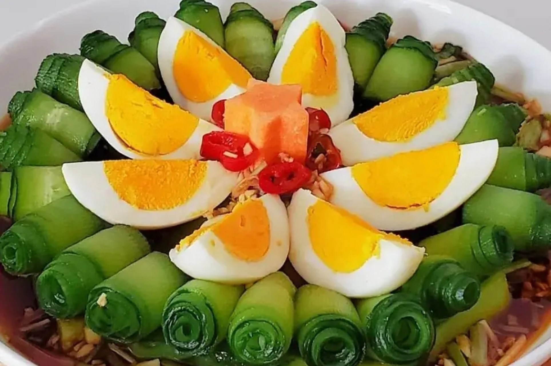 我的美食分享#  凉拌黄瓜鸡蛋  食材准备:黄瓜,鸡蛋,小米辣,大蒜