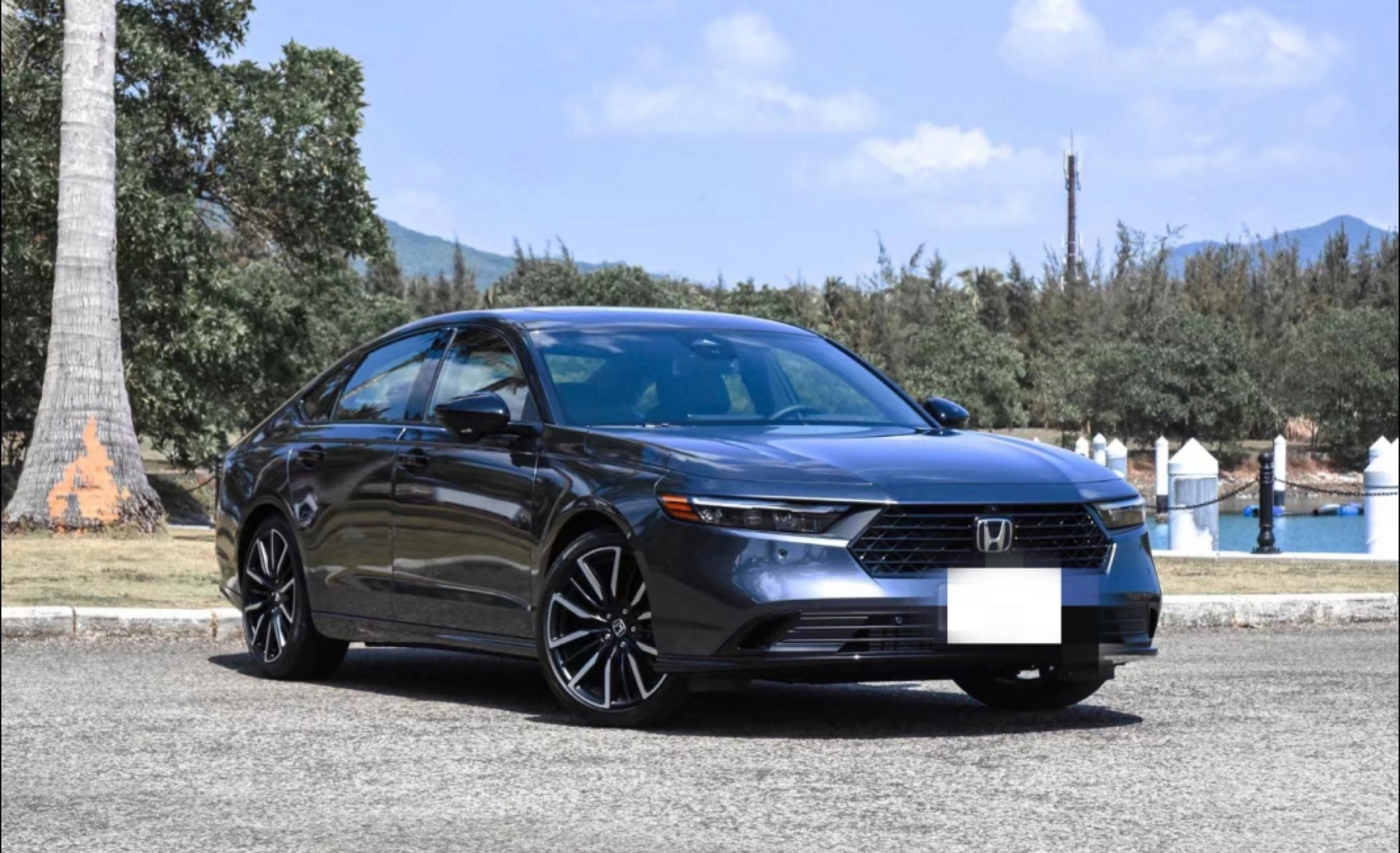 2023款雅阁外观在细节上进行了重新优化.