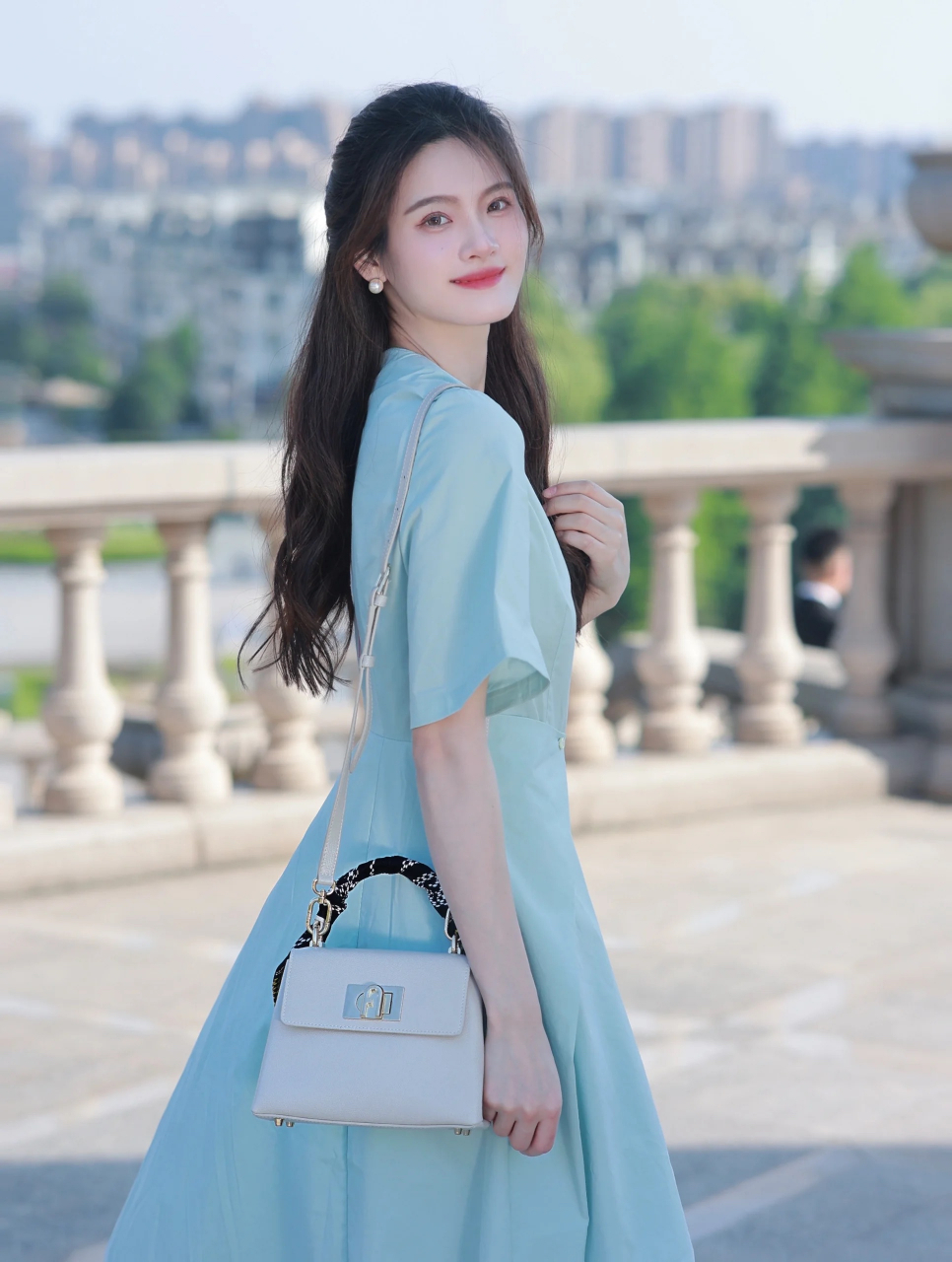 淡青色裙子 燕麦白包包的组合,很白很清新78