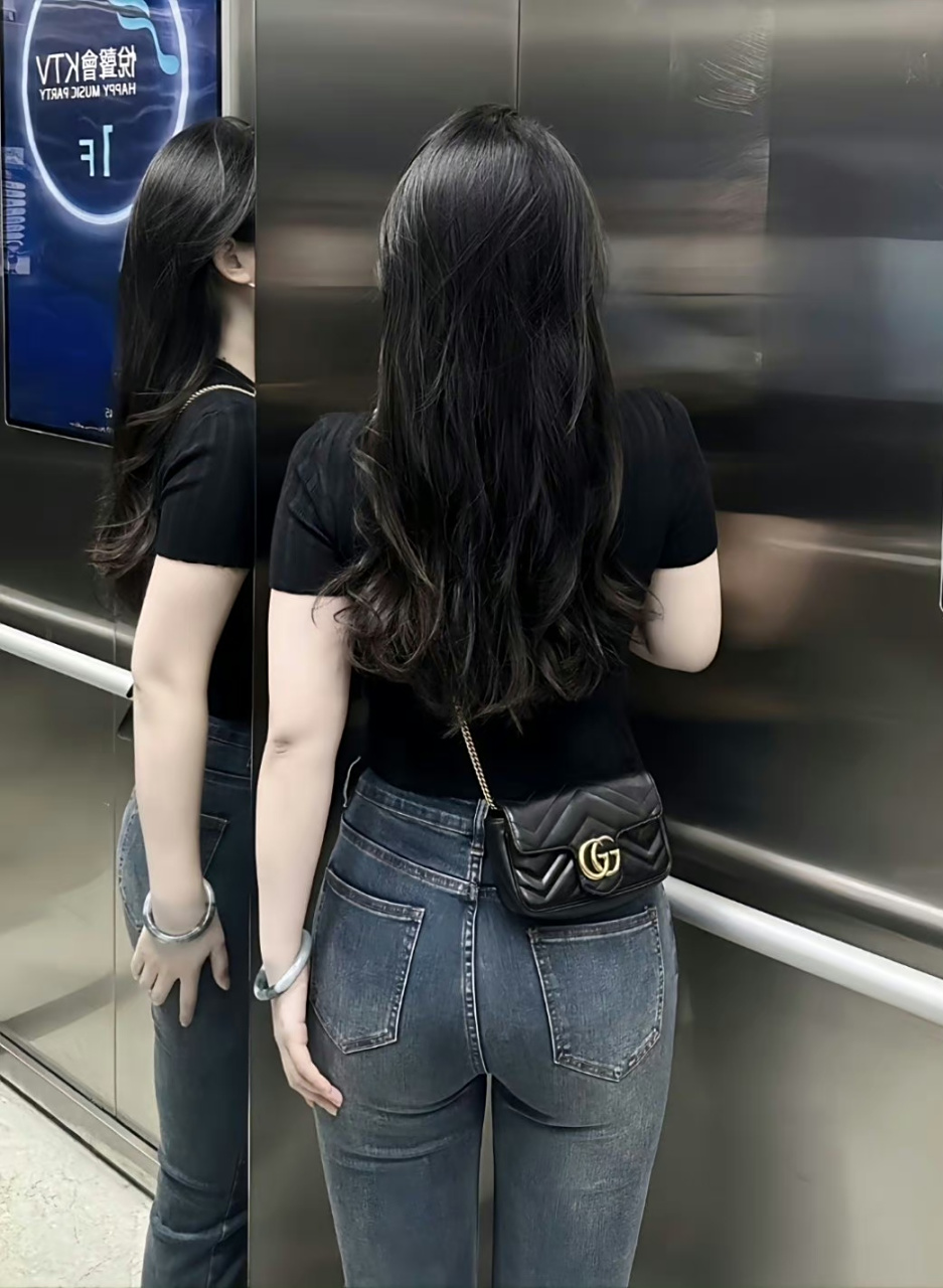 美好的牛仔裤背影