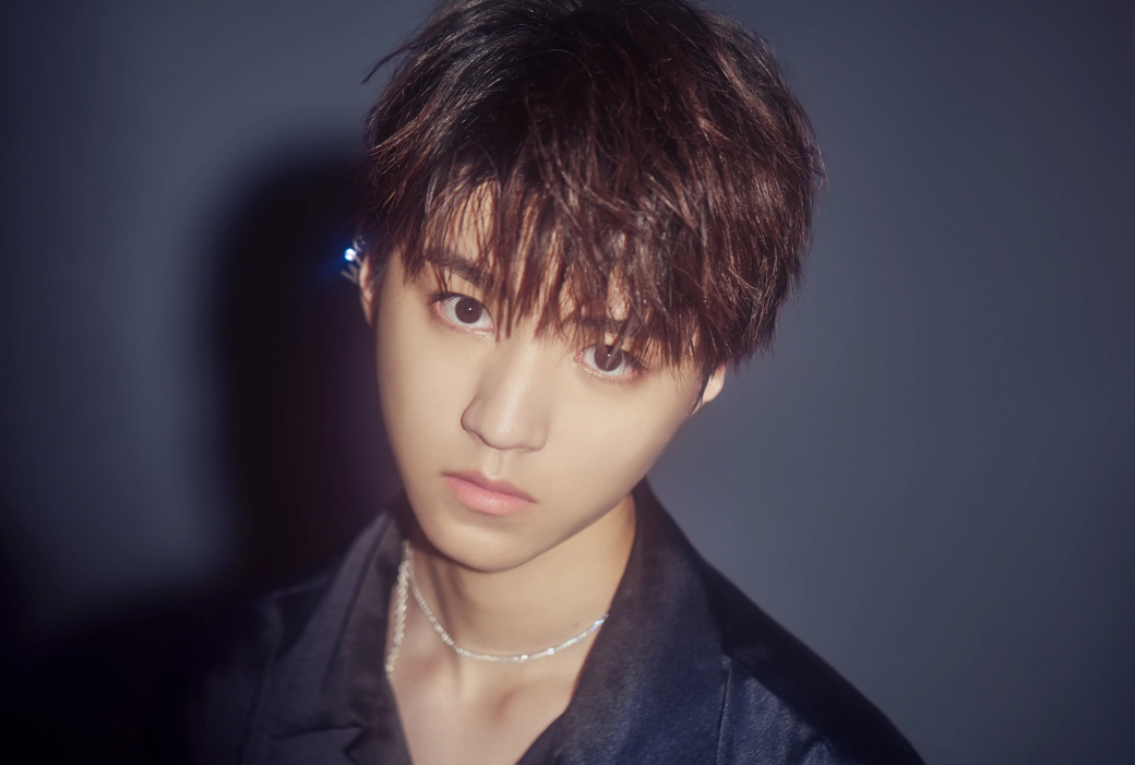 王俊凯看《青春修炼手册》的表情反应成亮点,一直偷笑看镜头