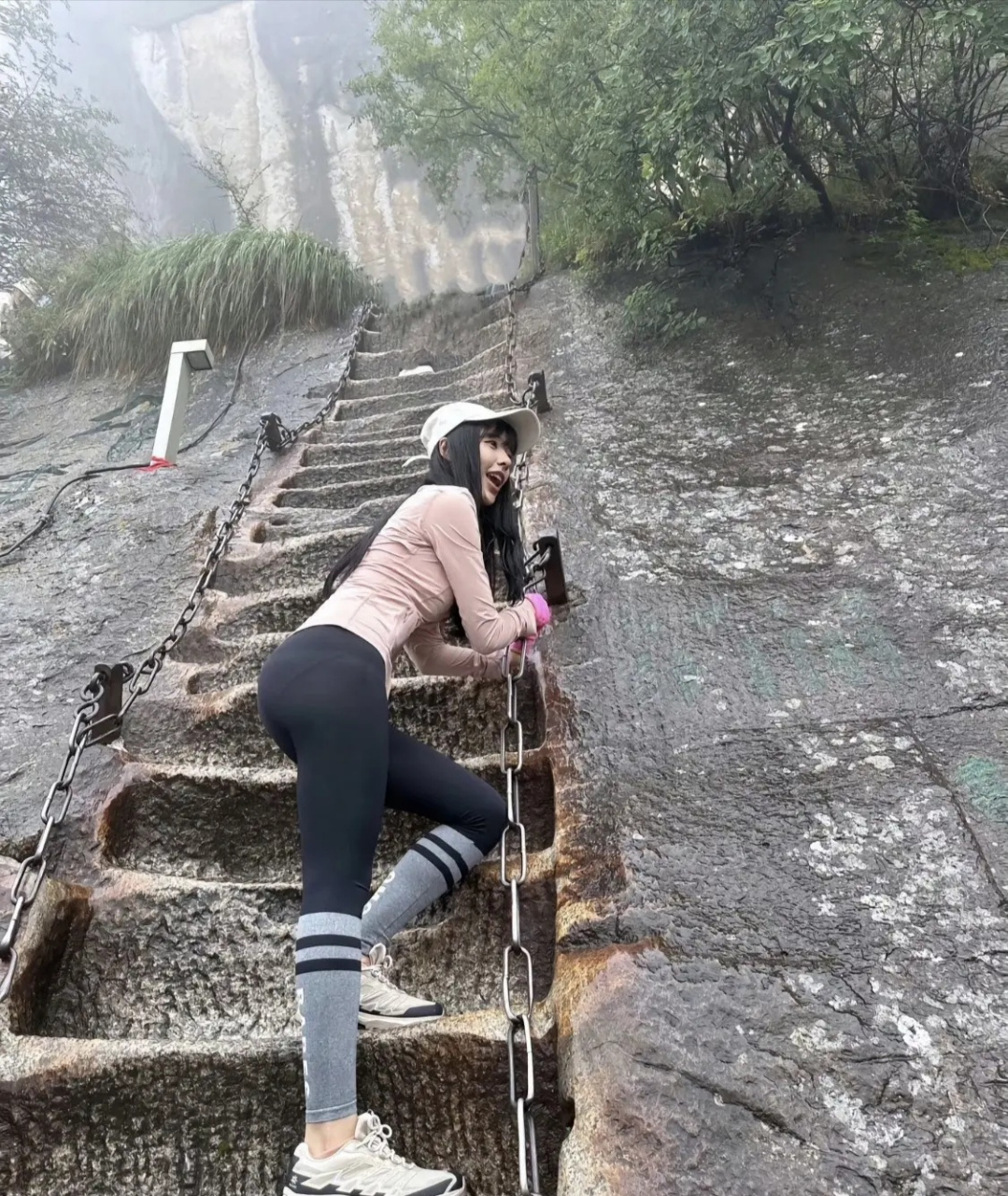 穿瑜伽裤来爬山,真不知道怎么想的!