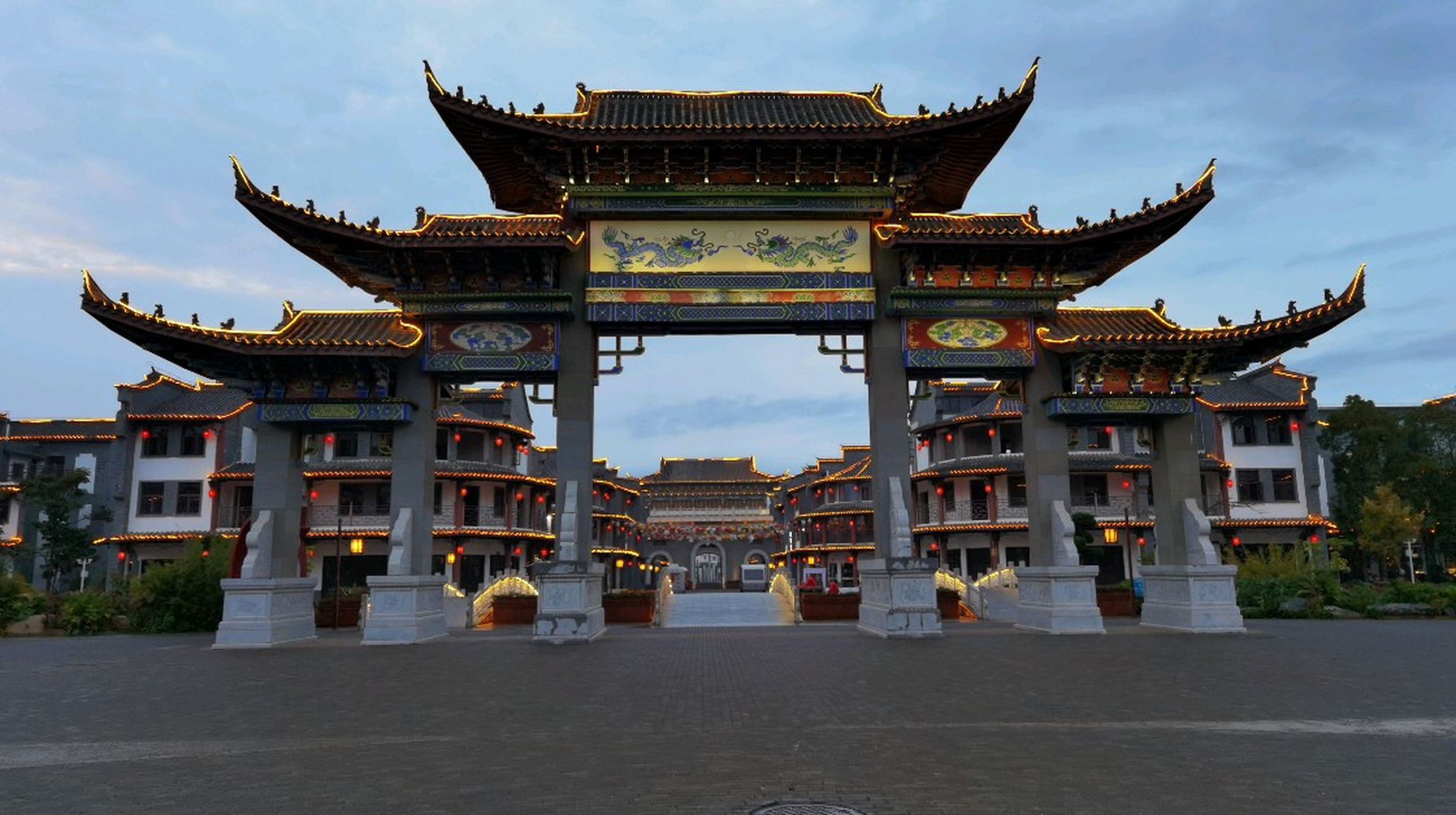 蒙自过桥米线小镇夜晚灯火辉煌        蒙自是过桥米线的发源地,到