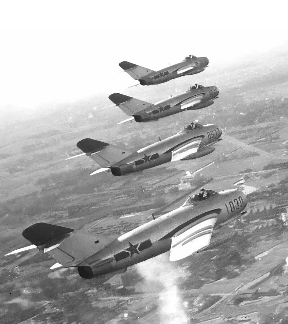 当年的书刊报纸偶有有类似的照片,歼五是那个时代的主力机,驰骋翱翔在