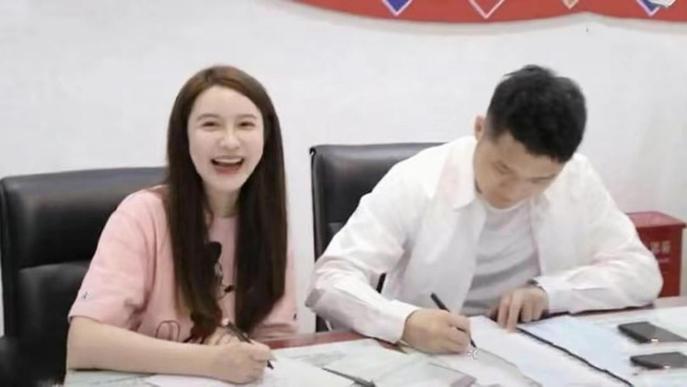 董花花蒋凡破镜重圆,移居新加坡,蒋凡回到阿里,董花花甘当他背后的