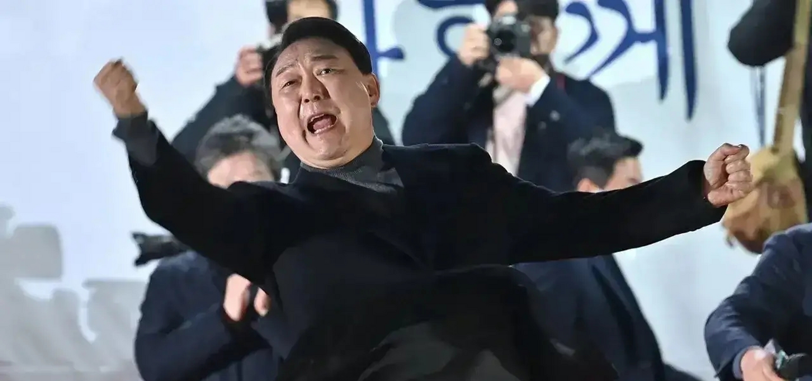 小尹回国了?他怎么回去的?