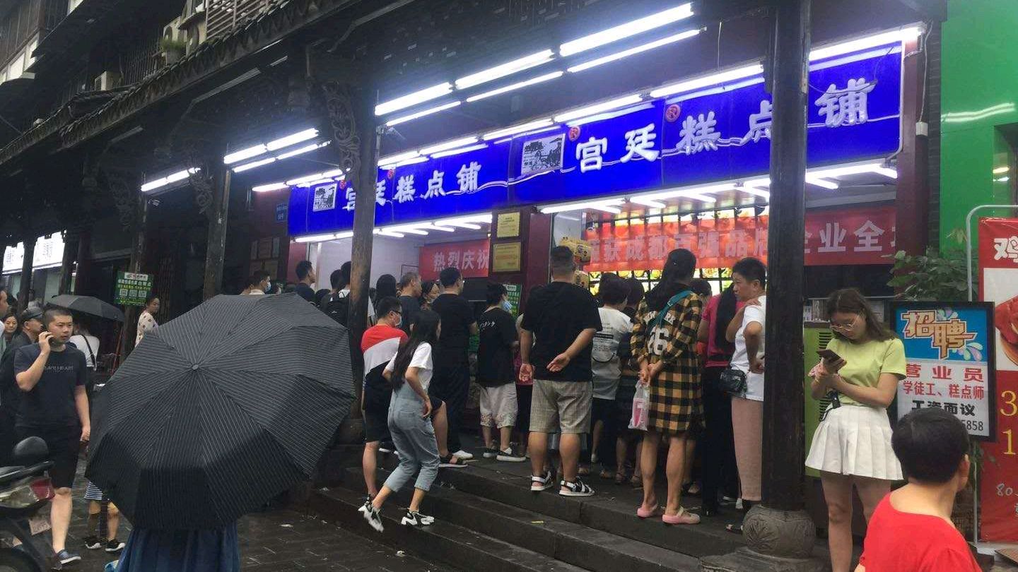 逛成都街头买小吃,看这家店铺卖的啥?为啥每天都这么多人排队?