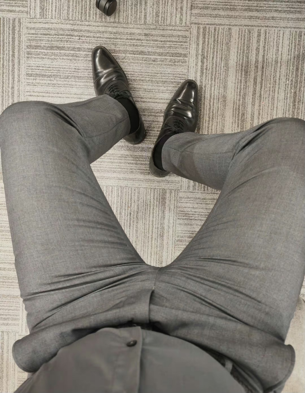 正装男士日常穿搭,还是不能有肚子,坐下来扣子老是崩开.