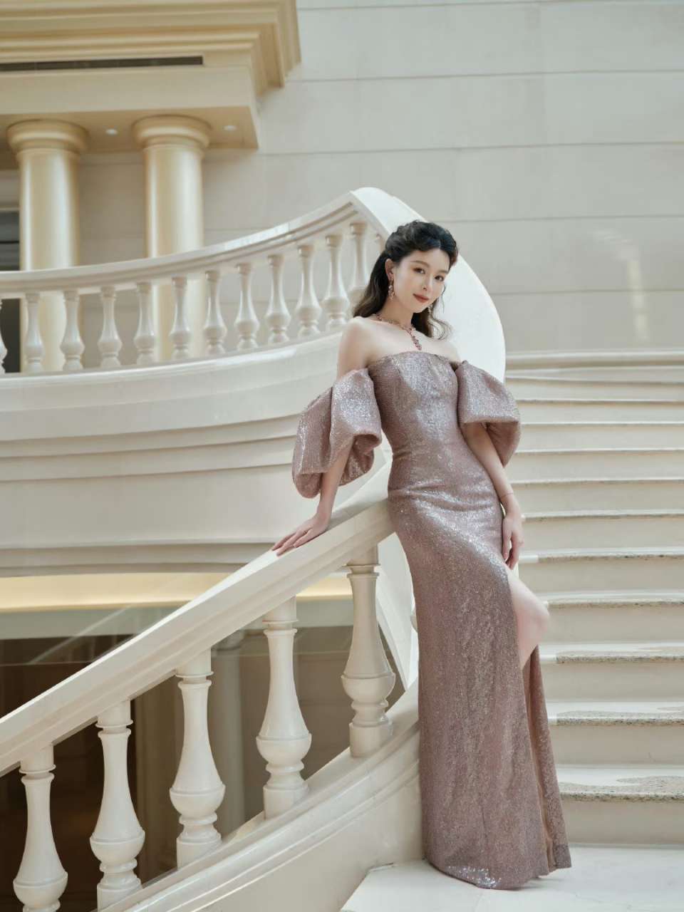 文咏珊# 一袭抹胸高开叉礼裙,肤白貌美的容颜,氤氲迷离,璨若星河