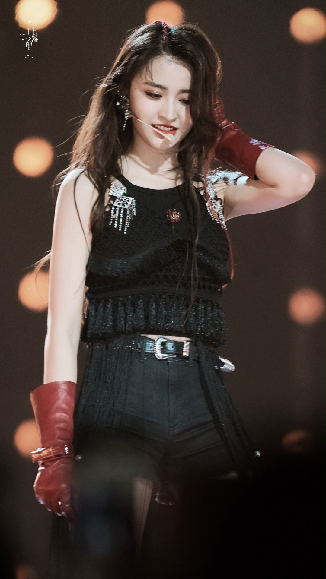 金子涵舞台look,红色皮质手套搭配黑色热裤,舞台妆好精致